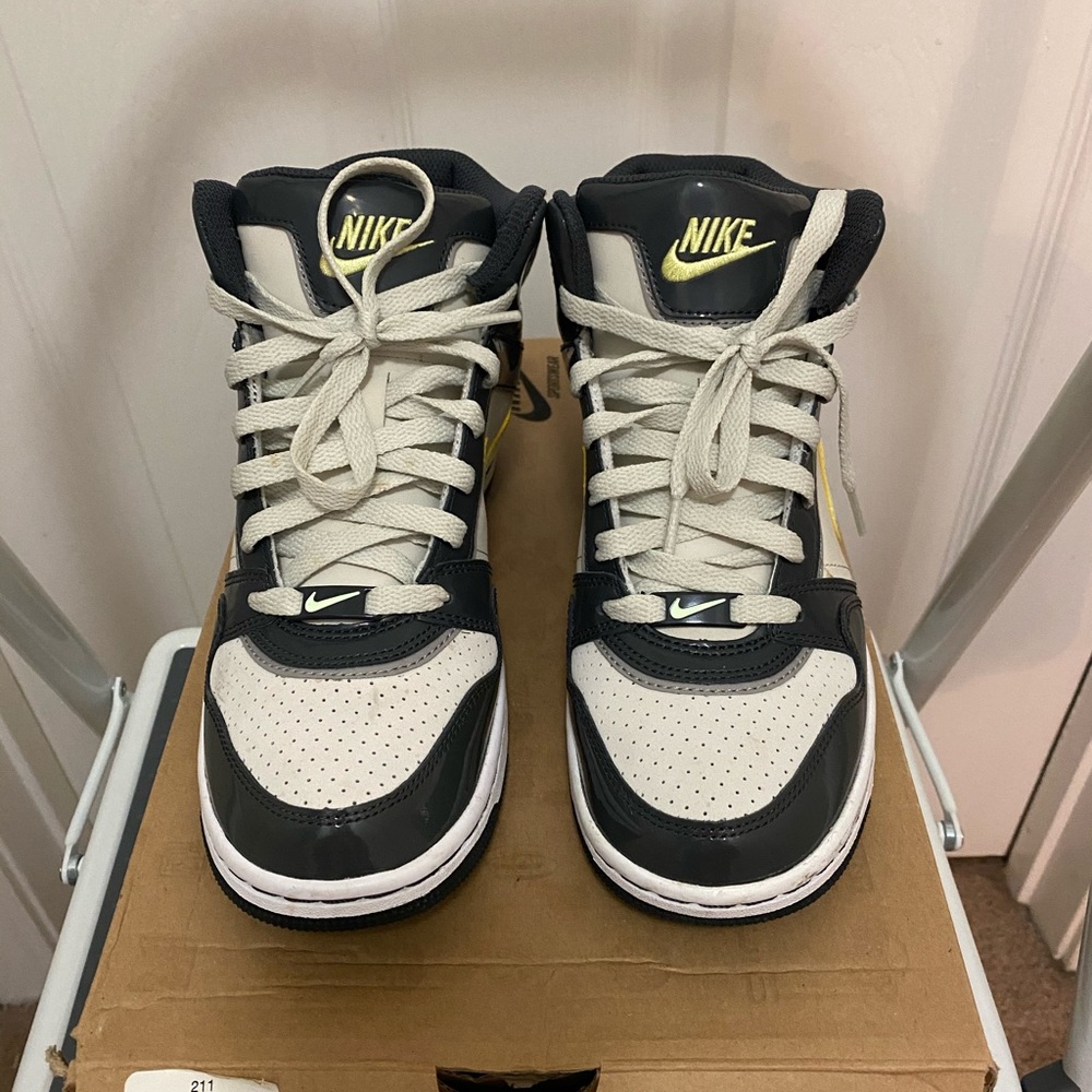 Womens Nike High top Prestige 3